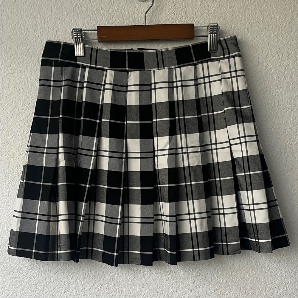 Classic Black and White Pleated Plaid Skirt